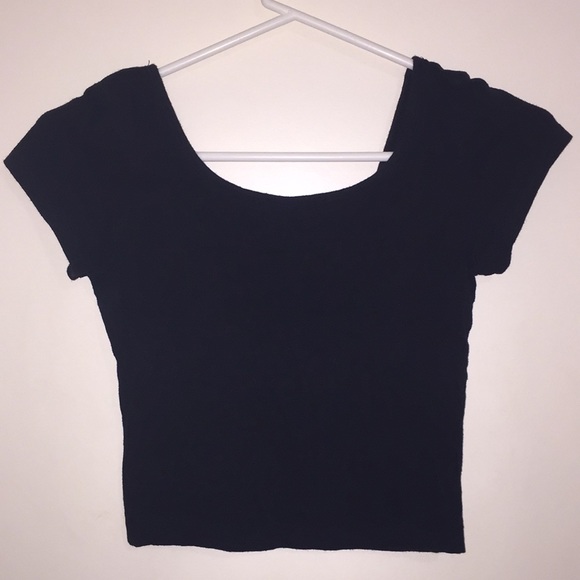 ✨ EMBROIDERED CROP TOP ✨ - Picture 3 of 3